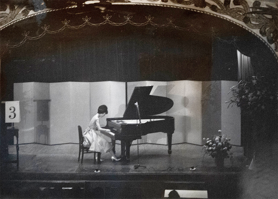 ピアノを演奏する中村英子